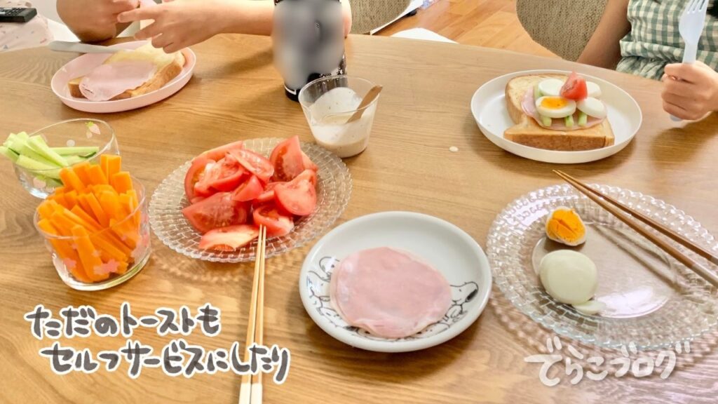 トーストにのせる具材をセルフサービスにしている様子