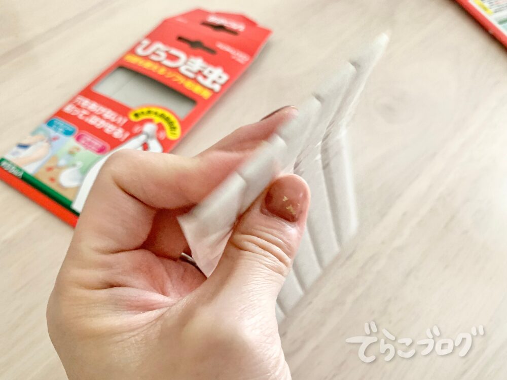 ひっつき虫の厚みは小さいタイルくらいです