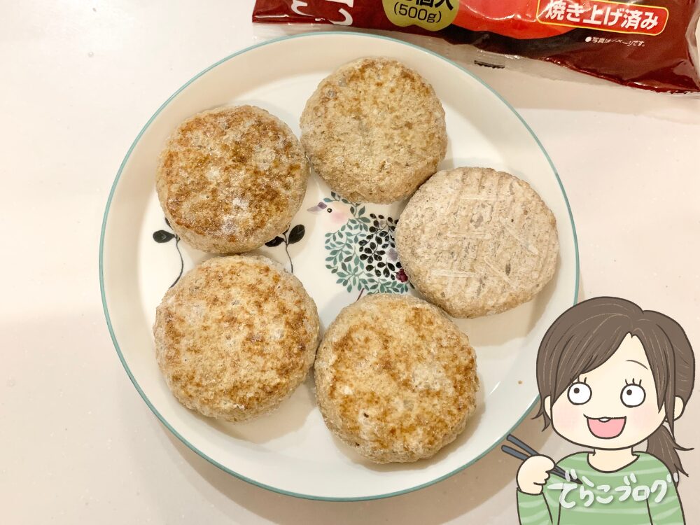 凍ったハンバーグをお皿にならべます！