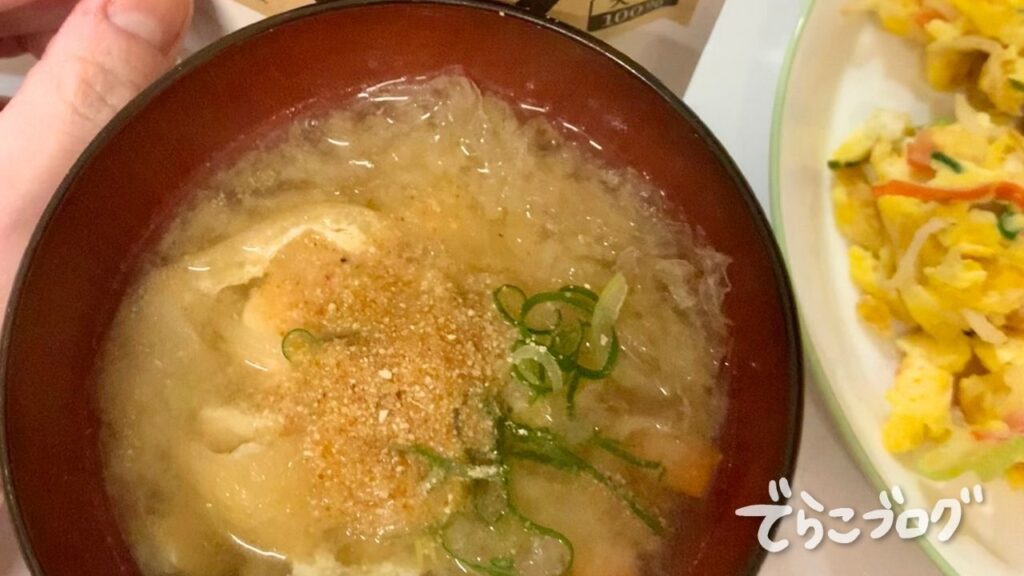 味噌汁に粉なっとうを入れた様子。