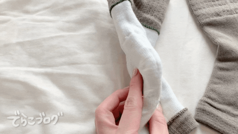 かかとケア靴下の裏側をめくる様子｜保湿シート構造がわかる動きのある紹介GIF