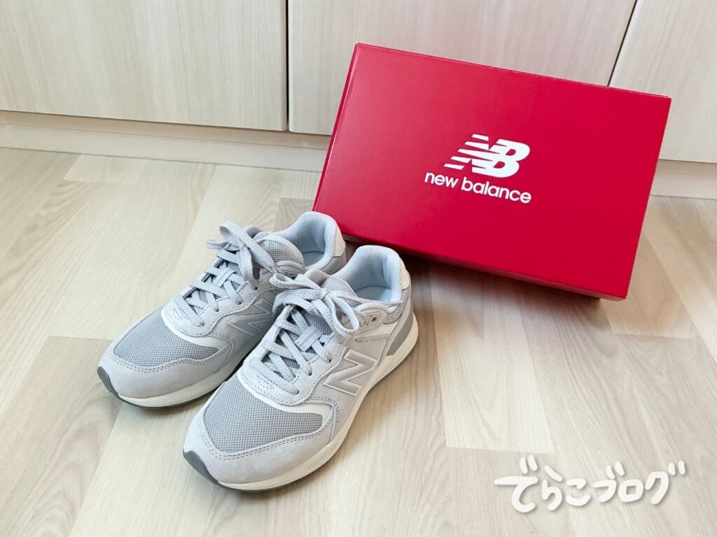 ニューバランスの箱と筆者が購入した靴WW880が床に置いてある様子