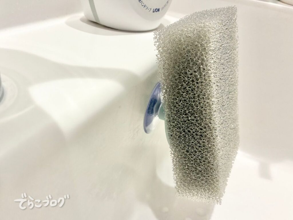 サンサンスポンジがスポンジホルダーにくっついている様子。水切りが良くていい感じです。