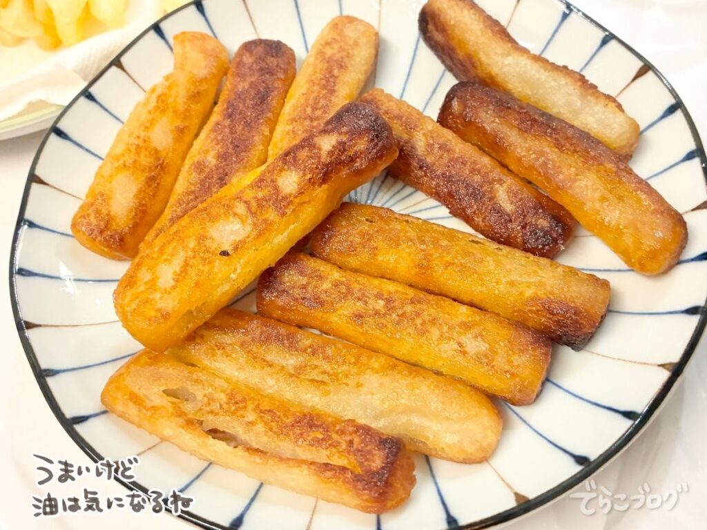 業務スーパーのもちもちポテトフライを皿に盛ってアップで撮影した写真