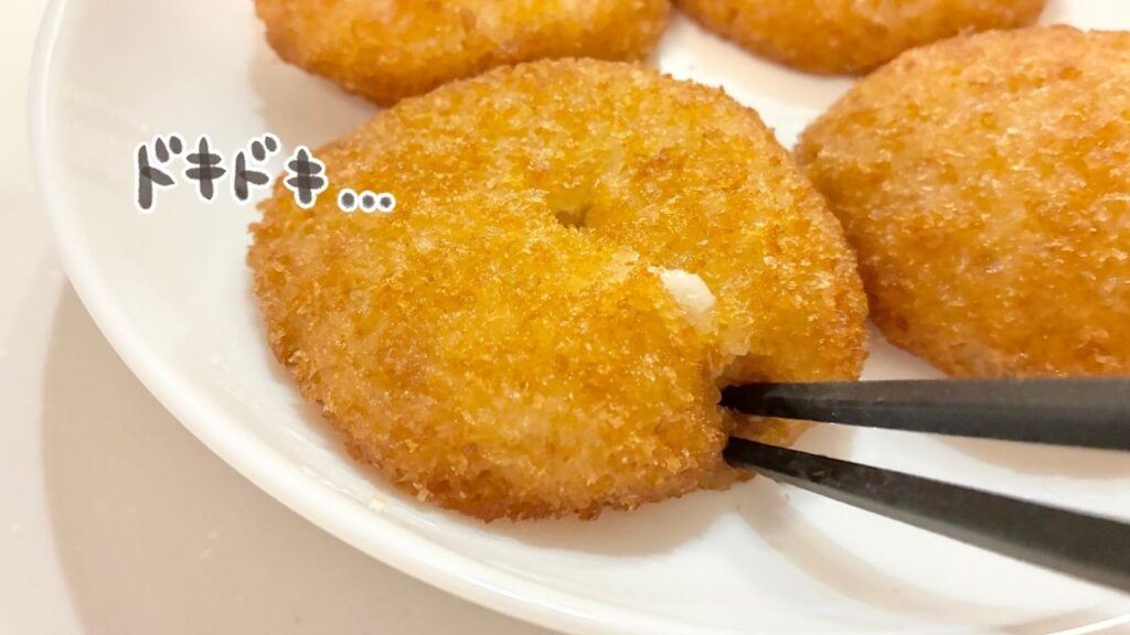 電子レンジ加熱後のグラタンコロッケに箸を入れる様子