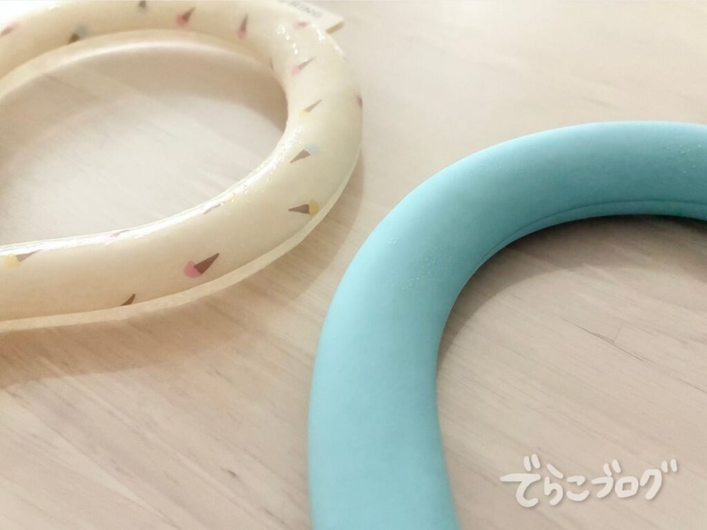 SUOとCICI BELLAのクールリングを並べたアップ写真。じんわりとSUOの方に水滴がついている。