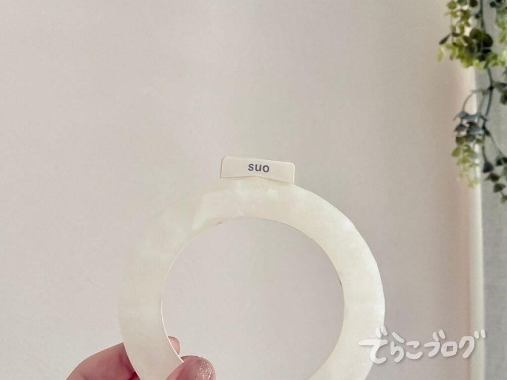 手に持ったSUOアイスリングキッズSサイズ
