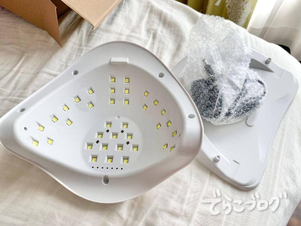 うるりらのドーム型ライトの内側とLED部分の写真