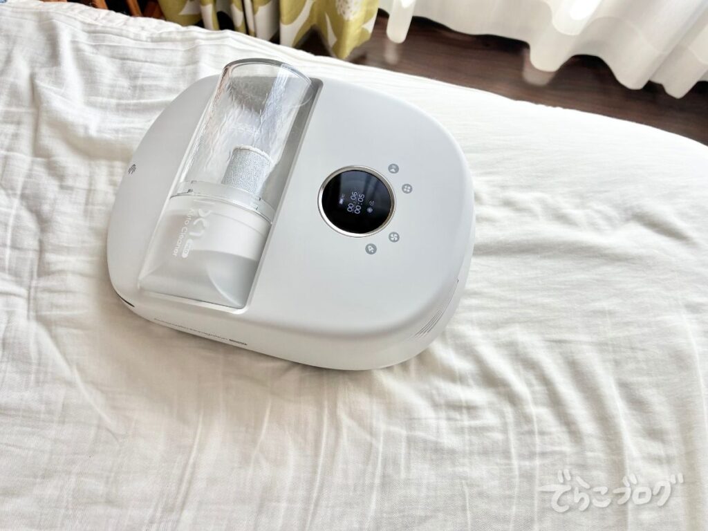 CREATULIZE BOT X1 PROでシーツの上を掃除している様子