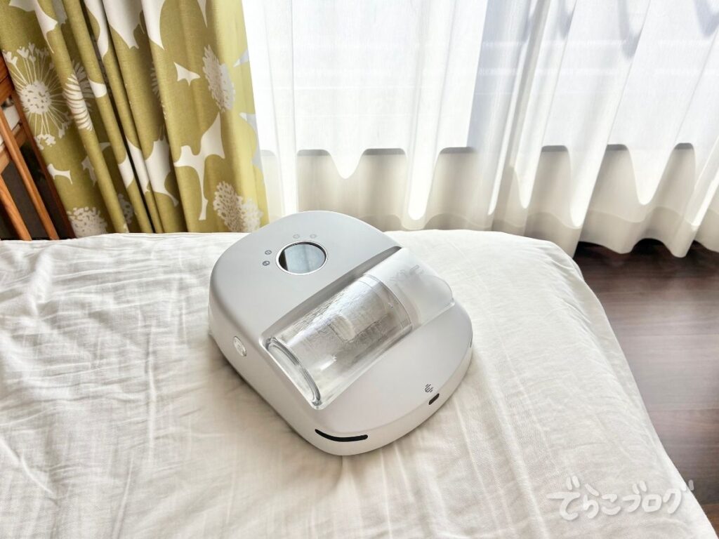 CREATULIZE BOT X1 PROがベッドを自動走行している様子