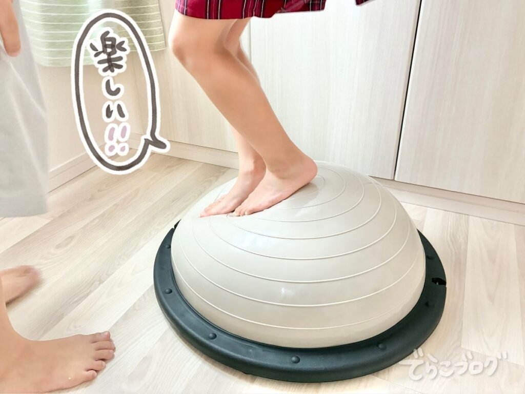 子どもがバランスドームでジャンプしている様子