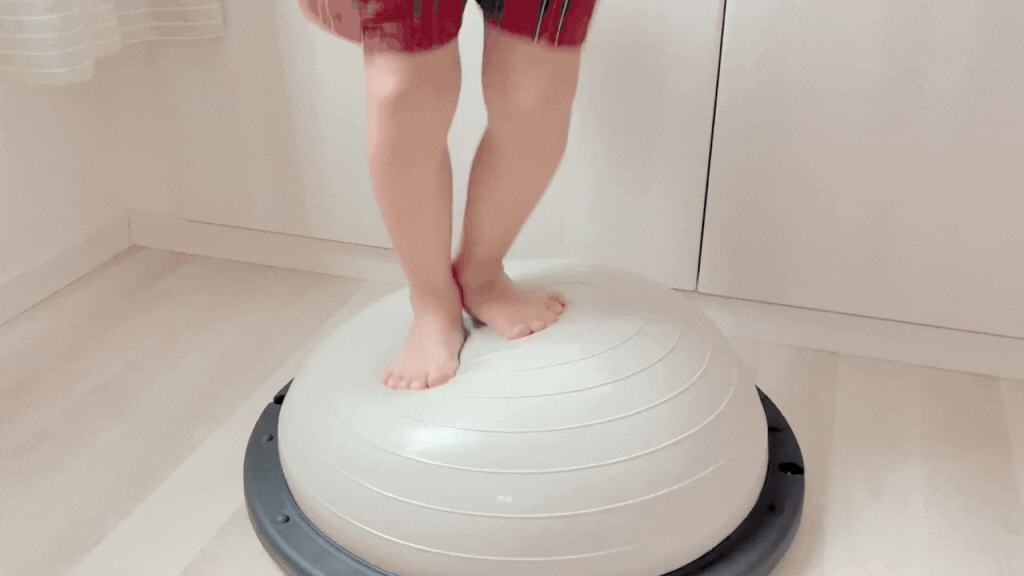バランスドームで子どもがジャンプしている様子