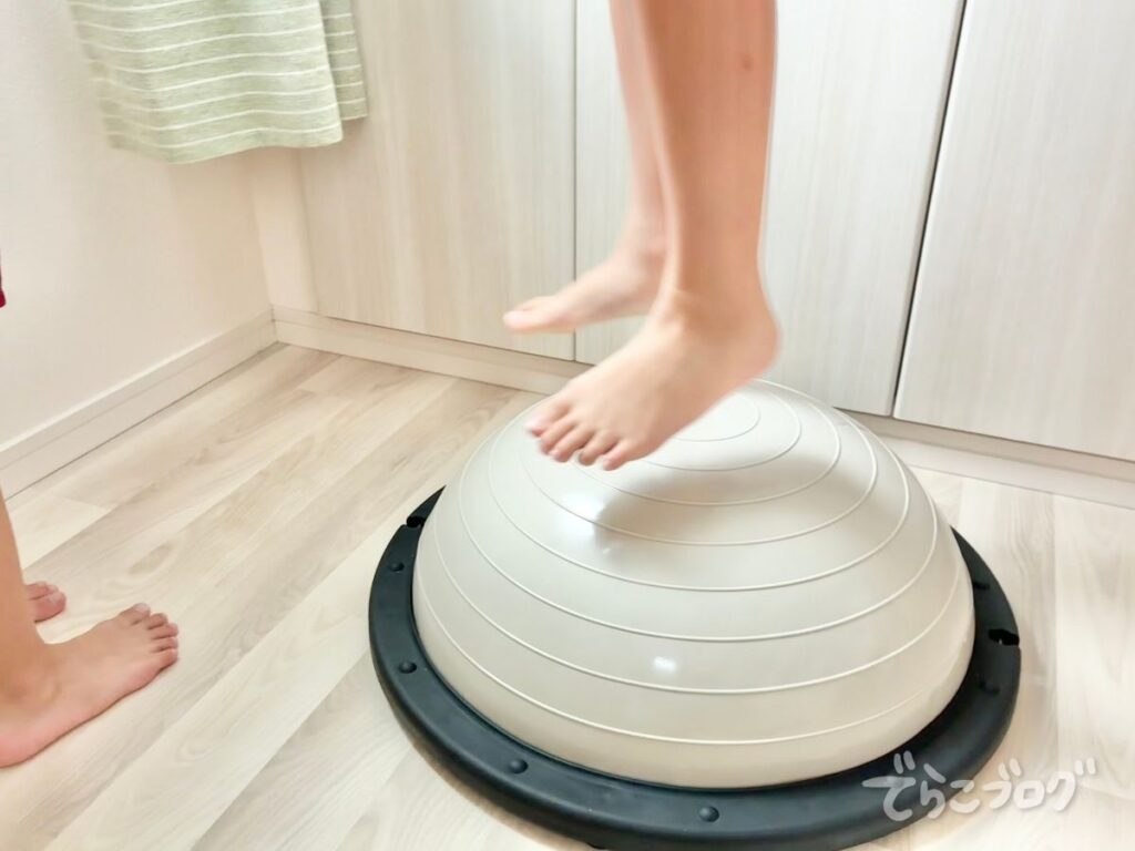 子どもがバランスドームでジャンプしている様子