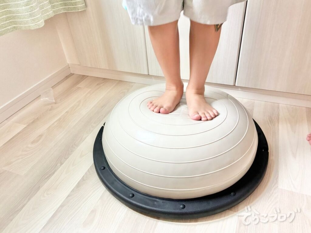 子どもがバランスドームの上に立っている様子
