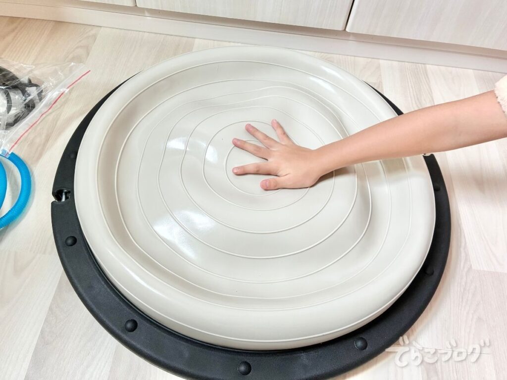 子どもがバランスドームを触っている様子