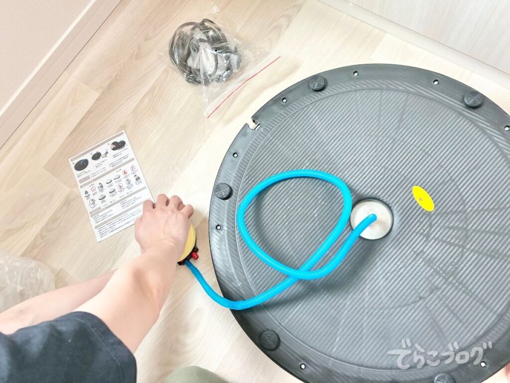 付属ポンプでバランスドームに空気を入れる様子